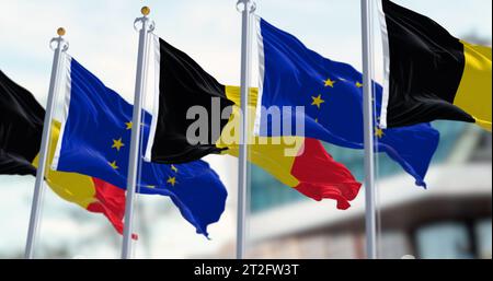 Belgische Nationalflaggen und Europäische Union-Flaggen, die im Wind winken. 3D-Darstellung. Flatterndes Gewebe. Selektiver Fokus Stockfoto