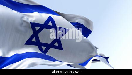 Staatsflagge des Staates Israel winkt an einem klaren Tag. Blauer Davidstern in der Mitte, flankiert von zwei horizontalen blauen Streifen auf einem weißen Feld. 3d Ill Stockfoto