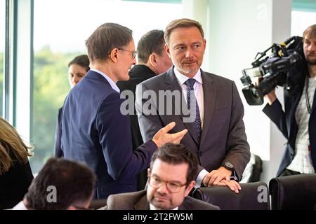 Bundesfinanzminister Chrsitian Lindner C-R spricht mit Bundesgesundheitsminister Karl Lauterbach C-L vor der Kabinettssitzung im Bundeskanzleramt in Berlin am 11. Oktober 2023. Kabinettssitzung im Bundeskanzleramt *** Bundesfinanzminister Chrsitian Lindner C R spricht mit Bundesgesundheitsminister Karl Lauterbach C L vor der Kabinettssitzung im Bundeskanzleramt in Berlin am 11. Oktober 2023 Stockfoto