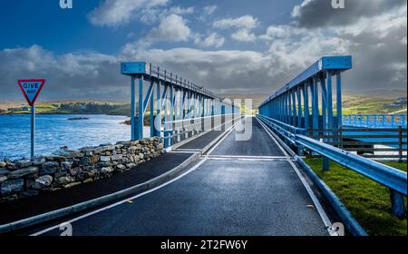 Die neue Straßenbrücke zwischen der Insel Lewis und Great Bernera, Äußere Hebriden, Schottland Stockfoto