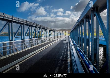 Die neue Straßenbrücke zwischen der Insel Lewis und Great Bernera, Äußere Hebriden, Schottland Stockfoto