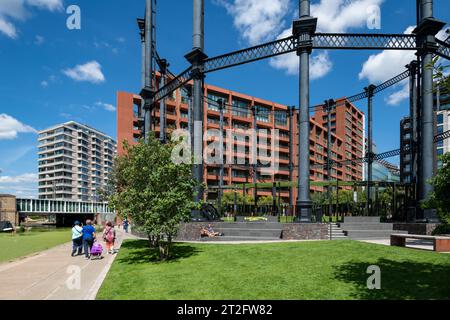 Blick auf den Gasholder Park, eine ruhige neue Grünanlage im Herzen von King's Cross, wo sich die Leute am Regents Canal entspannen Stockfoto