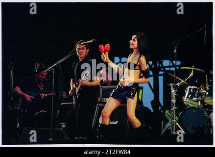 PJ HARVEY, READING FESTIVAL, 2001: PJ Harvey Plays the Main Stage at Reading Festival, England, UK, 24. August 2001. Foto: ROB WATKINS. INFO: PJ Harvey ist eine renommierte britische Singer-Songwriterin und Musikerin, die für ihre unverwechselbare Stimme und ihren eklektischen Stil bekannt ist. Mit mehreren Auszeichnungen, darunter dem Mercury Prize, umfasst ihr einflussreiches Werk Rock, Punk und alternative Genres und macht sie zu einer Schlüsselfigur in der zeitgenössischen Musik. Stockfoto