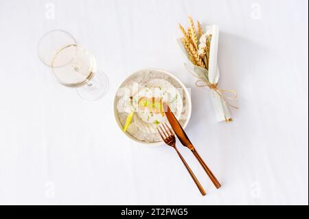 Jakobsmuschel in Soße mit fliegenden Fischkaviar auf einer Schale auf Eis in einem Restaurant. Hochwertige Fotos Stockfoto