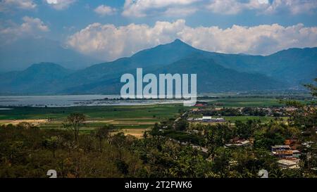 Ein Ort, der die Augen erfrischt, Blick auf die Berge, weiße Wolken am blauen Himmel, grüne Bäume, Seen, Häuser der Menschen, wunderschön Stockfoto