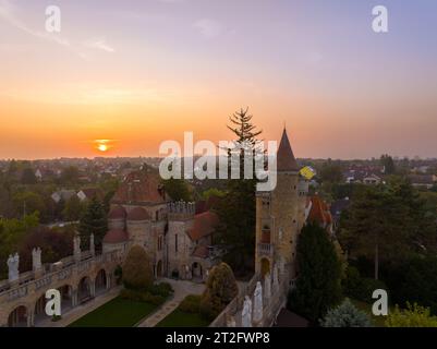 Das Schloss Bory ist eine niedliche Attraktion in Szekesfehervar, Ungarn. Blick aus der Vogelperspektive auf das fantastische Gebäude bei Sonnenaufgang. Stockfoto