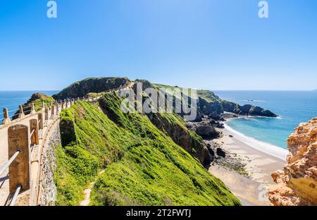 Panoramablick auf den Strand La Grande Greve von La Coupee, einer schmalen Landung und Straße, die den Großraum Sark mit Little Sark, Sark, Kanalinseln verbindet Stockfoto