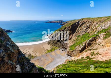 Panoramablick auf den Strand La Grande Greve von La Coupee, einer schmalen Landung und Straße, die den Großraum Sark mit Little Sark, Sark, Kanalinseln verbindet Stockfoto