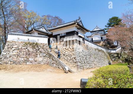 Burg Bitchu Matsuyama in Japan. Der schwer verteidigte Eingang zum Honmaru, innere Anlage, mit drei Yagura, Türmen und dahinter der Donjon. Stockfoto