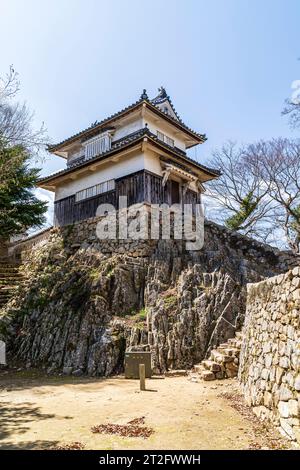 Der Niju Yagura, ein Turm, der auf einem felsigen Granitvorsprung auf der Burg Bitchu Matsuyama in Japan errichtet wurde. Die einzige ursprüngliche Bergburg in Japan. Stockfoto