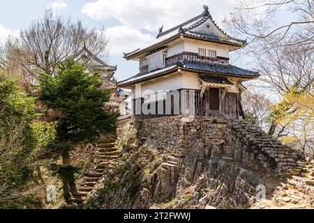 Der Niju Yagura, ein Turm, der auf einem felsigen Granitvorsprung auf der Burg Bitchu Matsuyama in Japan errichtet wurde. Die einzige ursprüngliche Bergburg in Japan. Stockfoto