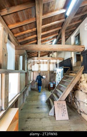 Im Inneren des Shimoya, dem kleinen Seitenschuppen, der über die steile Holztreppe bei Bitchu Matsuyama als Eingang zum Burgfried dient. Stockfoto