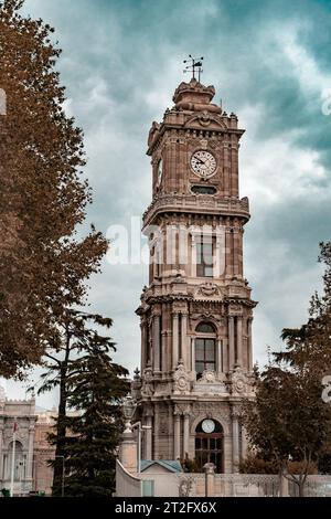 Uhrenturm des Dolmabahce-Palastes in Istanbul, Türkei im Herbst Stockfoto