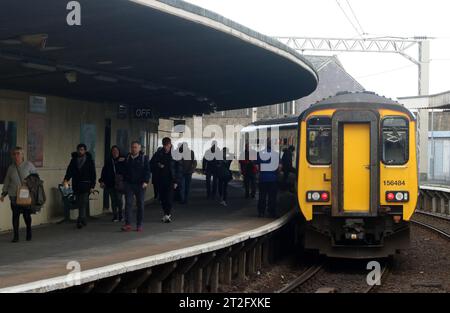 Längstes, nicht gestütztes, gekrümmtes Freischwinger-Dach am Bahnhof Carnforth, Passagiere auf Bahnsteig verlassen Dieseltriebwagen Northern Train 18. Oktober 2023. Stockfoto