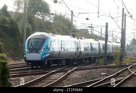 TransPenine Express der Klasse 397 Civity emu vorbei an Carnforth North Junction auf der West Coast Main Line mit Express-Passagierzug, 18. Oktober 2023. Stockfoto