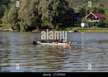 Serbien, 04. August 2023: Die Teilnehmer der TOUR INTERNATIONAL DANUBIEN (TID) Regatta (Quelle der Donau-Schwarzes Meer) passieren eine Etappe Veliko Selo Stockfoto