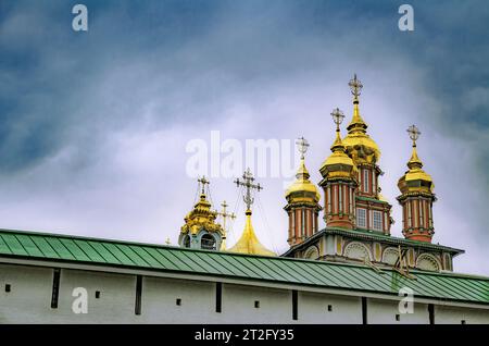 Festungsmauer und Kuppeln der Geburtskirche St. Johannes der Täufer (1693–1699) in der Dreifaltigkeit Sergius Lawra, Sergiev Posad, Russland Stockfoto