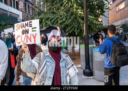 Das Baruch College und andere CUNY-Studenten und ihre Unterstützer treffen sich am Freitag, den 13. Oktober 2023, am Baruch College in New York. Der Protest war Teil des „Tages der Wut“, den die Hamas als Reaktion auf die Bombardierung des Gazastreifens durch Israel nach dem Terroranschlag auf Israel in der vergangenen Woche gefordert hatte. (© Richard B. Levine) Stockfoto
