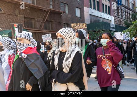 Das Baruch College und andere CUNY-Studenten und ihre Unterstützer treffen sich am Freitag, den 13. Oktober 2023, am Baruch College in New York. Der Protest war Teil des „Tages der Wut“, den die Hamas als Reaktion auf die Bombardierung des Gazastreifens durch Israel nach dem Terroranschlag auf Israel in der vergangenen Woche gefordert hatte. (© Richard B. Levine) Stockfoto