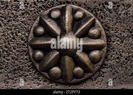 Metallgeschmiedetes Element einer alten Holztür im Trinity-Sergius Lavra. Russland Stockfoto