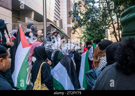 Das Baruch College und andere CUNY-Studenten und ihre Unterstützer treffen sich am Freitag, den 13. Oktober 2023, am Baruch College in New York. Der Protest war Teil des „Tages der Wut“, den die Hamas als Reaktion auf die Bombardierung des Gazastreifens durch Israel nach dem Terroranschlag auf Israel in der vergangenen Woche gefordert hatte. (© Richard B. Levine) Stockfoto