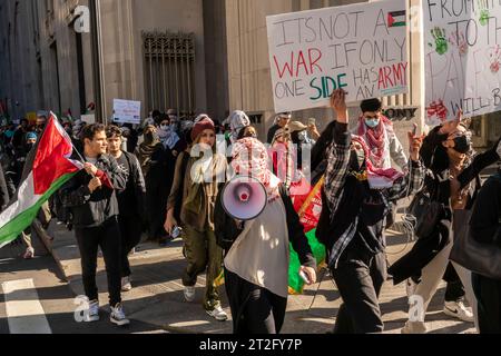 Das Baruch College und andere CUNY-Studenten und ihre Unterstützer treffen sich am Freitag, den 13. Oktober 2023, am Baruch College in New York. Der Protest war Teil des „Tages der Wut“, den die Hamas als Reaktion auf die Bombardierung des Gazastreifens durch Israel nach dem Terroranschlag auf Israel in der vergangenen Woche gefordert hatte. (© Richard B. Levine) Stockfoto