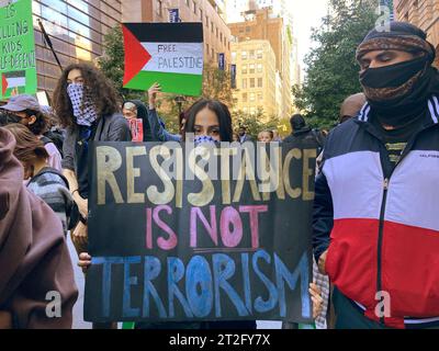 Das Baruch College und andere CUNY-Studenten und ihre Unterstützer treffen sich am Freitag, den 13. Oktober 2023, am Baruch College in New York. Der Protest war Teil des „Tages der Wut“, den die Hamas als Reaktion auf die Bombardierung des Gazastreifens durch Israel nach dem Terroranschlag auf Israel in der vergangenen Woche gefordert hatte. (© Frances M. Roberts) Stockfoto