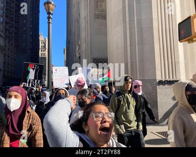 Das Baruch College und andere CUNY-Studenten und ihre Unterstützer treffen sich am Freitag, den 13. Oktober 2023, am Baruch College in New York. Der Protest war Teil des „Tages der Wut“, den die Hamas als Reaktion auf die Bombardierung des Gazastreifens durch Israel nach dem Terroranschlag auf Israel in der vergangenen Woche gefordert hatte. (© Frances M. Roberts) Stockfoto