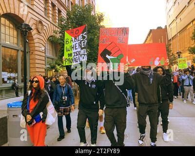 Das Baruch College und andere CUNY-Studenten und ihre Unterstützer treffen sich am Freitag, den 13. Oktober 2023, am Baruch College in New York. Der Protest war Teil des „Tages der Wut“, den die Hamas als Reaktion auf die Bombardierung des Gazastreifens durch Israel nach dem Terroranschlag auf Israel in der vergangenen Woche gefordert hatte. (© Frances M. Roberts) Stockfoto