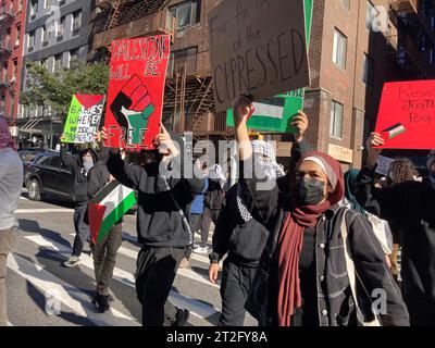 Das Baruch College und andere CUNY-Studenten und ihre Unterstützer treffen sich am Freitag, den 13. Oktober 2023, am Baruch College in New York. Der Protest war Teil des „Tages der Wut“, den die Hamas als Reaktion auf die Bombardierung des Gazastreifens durch Israel nach dem Terroranschlag auf Israel in der vergangenen Woche gefordert hatte. (© Frances M. Roberts) Stockfoto