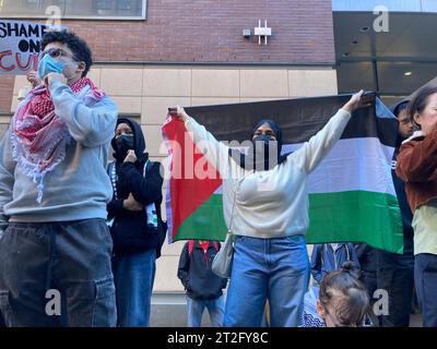 Das Baruch College und andere CUNY-Studenten und ihre Unterstützer treffen sich am Freitag, den 13. Oktober 2023, am Baruch College in New York. Der Protest war Teil des „Tages der Wut“, den die Hamas als Reaktion auf die Bombardierung des Gazastreifens durch Israel nach dem Terroranschlag auf Israel in der vergangenen Woche gefordert hatte. (© Frances M. Roberts) Stockfoto