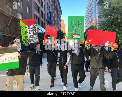 Das Baruch College und andere CUNY-Studenten und ihre Unterstützer treffen sich am Freitag, den 13. Oktober 2023, am Baruch College in New York. Der Protest war Teil des „Tages der Wut“, den die Hamas als Reaktion auf die Bombardierung des Gazastreifens durch Israel nach dem Terroranschlag auf Israel in der vergangenen Woche gefordert hatte. (© Frances M. Roberts) Stockfoto