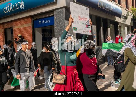 Das Baruch College und andere CUNY-Studenten und ihre Unterstützer treffen sich am Freitag, den 13. Oktober 2023, am Baruch College in New York. Der Protest war Teil des „Tages der Wut“, den die Hamas als Reaktion auf die Bombardierung des Gazastreifens durch Israel nach dem Terroranschlag auf Israel in der vergangenen Woche gefordert hatte. (© Richard B. Levine) Stockfoto