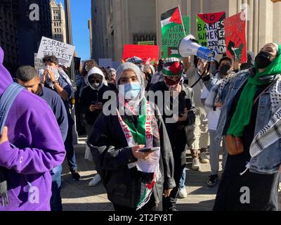 Das Baruch College und andere CUNY-Studenten und ihre Unterstützer treffen sich am Freitag, den 13. Oktober 2023, am Baruch College in New York. Der Protest war Teil des „Tages der Wut“, den die Hamas als Reaktion auf die Bombardierung des Gazastreifens durch Israel nach dem Terroranschlag auf Israel in der vergangenen Woche gefordert hatte. (© Frances M. Roberts) Stockfoto