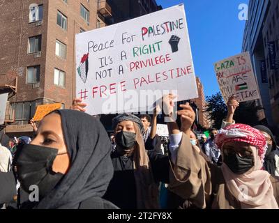 Das Baruch College und andere CUNY-Studenten und ihre Unterstützer treffen sich am Freitag, den 13. Oktober 2023, am Baruch College in New York. Der Protest war Teil des „Tages der Wut“, den die Hamas als Reaktion auf die Bombardierung des Gazastreifens durch Israel nach dem Terroranschlag auf Israel in der vergangenen Woche gefordert hatte. (© Frances M. Roberts) Stockfoto