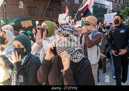 Das Baruch College und andere CUNY-Studenten und ihre Unterstützer treffen sich am Freitag, den 13. Oktober 2023, am Baruch College in New York. Der Protest war Teil des „Tages der Wut“, den die Hamas als Reaktion auf die Bombardierung des Gazastreifens durch Israel nach dem Terroranschlag auf Israel in der vergangenen Woche gefordert hatte. (© Richard B. Levine) Stockfoto