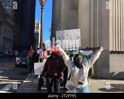 Das Baruch College und andere CUNY-Studenten und ihre Unterstützer treffen sich am Freitag, den 13. Oktober 2023, am Baruch College in New York. Der Protest war Teil des „Tages der Wut“, den die Hamas als Reaktion auf die Bombardierung des Gazastreifens durch Israel nach dem Terroranschlag auf Israel in der vergangenen Woche gefordert hatte. (© Frances M. Roberts) Stockfoto