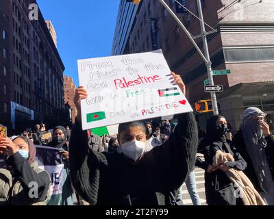 Das Baruch College und andere CUNY-Studenten und ihre Unterstützer treffen sich am Freitag, den 13. Oktober 2023, am Baruch College in New York. Der Protest war Teil des „Tages der Wut“, den die Hamas als Reaktion auf die Bombardierung des Gazastreifens durch Israel nach dem Terroranschlag auf Israel in der vergangenen Woche gefordert hatte. (© Frances M. Roberts) Stockfoto