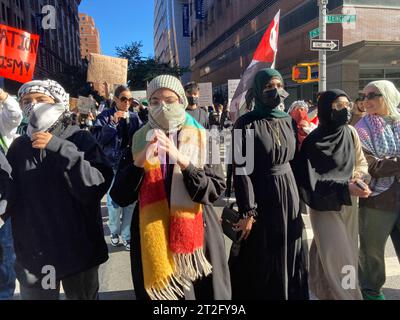 Das Baruch College und andere CUNY-Studenten und ihre Unterstützer treffen sich am Freitag, den 13. Oktober 2023, am Baruch College in New York. Der Protest war Teil des „Tages der Wut“, den die Hamas als Reaktion auf die Bombardierung des Gazastreifens durch Israel nach dem Terroranschlag auf Israel in der vergangenen Woche gefordert hatte. (© Frances M. Roberts) Stockfoto