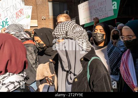 Das Baruch College und andere CUNY-Studenten und ihre Unterstützer treffen sich am Freitag, den 13. Oktober 2023, am Baruch College in New York. Der Protest war Teil des „Tages der Wut“, den die Hamas als Reaktion auf die Bombardierung des Gazastreifens durch Israel nach dem Terroranschlag auf Israel in der vergangenen Woche gefordert hatte. (© Richard B. Levine) Stockfoto