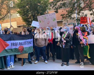 Das Baruch College und andere CUNY-Studenten und ihre Unterstützer treffen sich am Freitag, den 13. Oktober 2023, am Baruch College in New York. Der Protest war Teil des „Tages der Wut“, den die Hamas als Reaktion auf die Bombardierung des Gazastreifens durch Israel nach dem Terroranschlag auf Israel in der vergangenen Woche gefordert hatte. (© Frances M. Roberts) Stockfoto