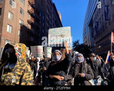 Das Baruch College und andere CUNY-Studenten und ihre Unterstützer treffen sich am Freitag, den 13. Oktober 2023, am Baruch College in New York. Der Protest war Teil des „Tages der Wut“, den die Hamas als Reaktion auf die Bombardierung des Gazastreifens durch Israel nach dem Terroranschlag auf Israel in der vergangenen Woche gefordert hatte. (© Frances M. Roberts) Stockfoto