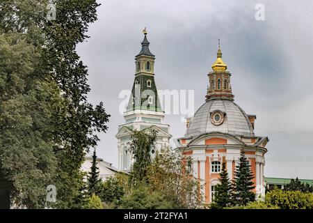 Die Kirche der Jungfrau von Smolensk und der Kalich-Turm. Trinity Lavra von St. Sergius. Russland Stockfoto