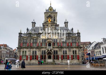 DELFT, NIEDERLANDE - 8. MAI 2013: Dieses Gebäude ist das alte Rathaus im Renaissancestil mit einem alten mittelalterlichen Turm. Stockfoto