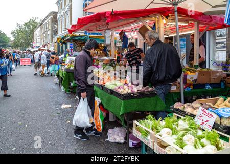 LONDON, GROSSBRITANNIEN - 20. SEPTEMBER 2014: Dies ist der Lebensmittelbereich des Portobello Road Market in Noting Hill an einem Wochenende. Stockfoto