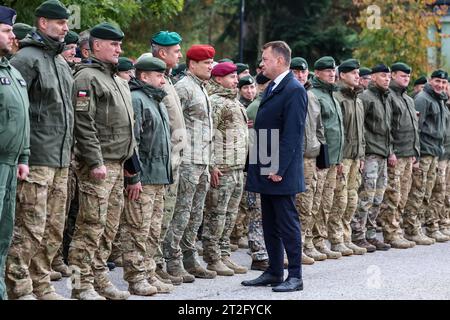 Krakau, Polen. Oktober 2023. Mariusz B?aszczak, Ministrer der nationalen Verteidigung Polens, spricht mit Soldaten und Frauen während der Zeremonie zum Abschluss der Zertifizierung der NATO-Sonderoperationskomponente für die NATO-Einsatztruppe 2024 im Komponentenkommando der Spezialkräfte in Krakau, Polen, am 19. Oktober 2023. (Foto: Dominika Zarzycka/SIPA USA) Credit: SIPA USA/Alamy Live News Stockfoto