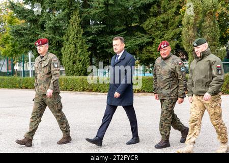 Krakau, Polen. Oktober 2023. Mariusz B?aszczak (zweite links) nimmt am 19. Oktober 2023 an der Zeremonie zum Abschluss der Zertifizierung der NATO-Sondereinsatzkomponente für die NATO-Einsatztruppe 2024 im Komponentenkommando der Sondereinsatzkräfte in Krakau, Polen, Teil. (Foto: Dominika Zarzycka/SIPA USA) Credit: SIPA USA/Alamy Live News Stockfoto