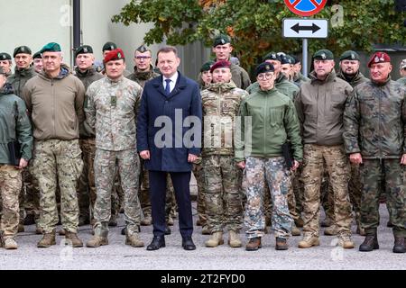 Krakau, Polen. Oktober 2023. Mariusz B?aszczak, Ministrer der nationalen Verteidigung Polens, posiert mit Soldaten und Frauen während der Zeremonie zum Abschluss der Zertifizierung der NATO-Sondereinsatzkomponente für die NATO-Einsatztruppe 2024 im Komponentenkommando der Spezialkräfte in Krakau, Polen am 19. Oktober 2023. (Foto: Dominika Zarzycka/SIPA USA) Credit: SIPA USA/Alamy Live News Stockfoto