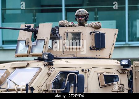 Krakau, Polen. Oktober 2023. Ein Soldat steht im Cockpit von Oshkosh M-ATV-Fahrzeugen während der Zeremonie zum Abschluss der Zertifizierung der NATO Special Operation Component für die NATO Response Force 2024 im Special Forces Component Command in Krakau, Polen am 19. Oktober 2023. (Foto: Dominika Zarzycka/SIPA USA) Credit: SIPA USA/Alamy Live News Stockfoto