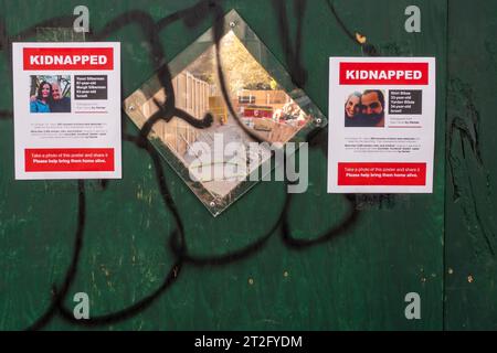 Entführte Flyer werden am Freitag, den 13. Oktober 2023, an Wänden im Stadtteil Chelsea in New York gepostet. Bei den Flugblättern handelt es sich um eine Initiative israelischer Künstler aus New York, um das Bewusstsein für die Vermissten nach dem Angriff der Hamas auf Israel in der vergangenen Woche zu schärfen. (© Richard B. Levine) Stockfoto